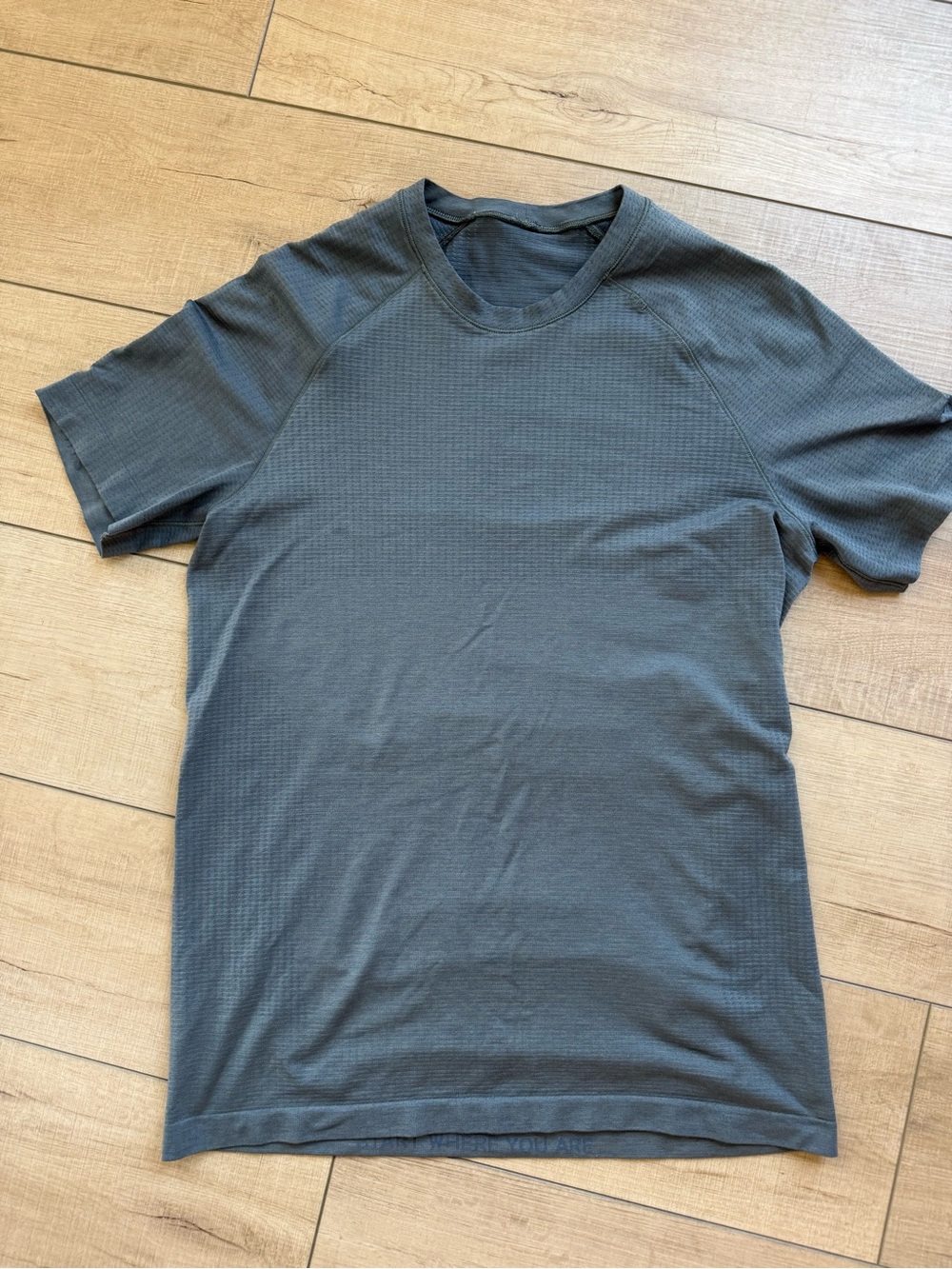 EUC Lululemon Metal Tech Men's Short Sleeve Crew Neck Shirt - Charcoal